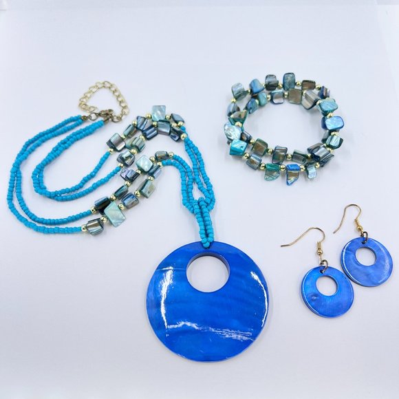 NWOT - Set - Blue Dyed Shell Turquoise Beaded 18” Gold Tone Necklace Set - Picture 1 of 10